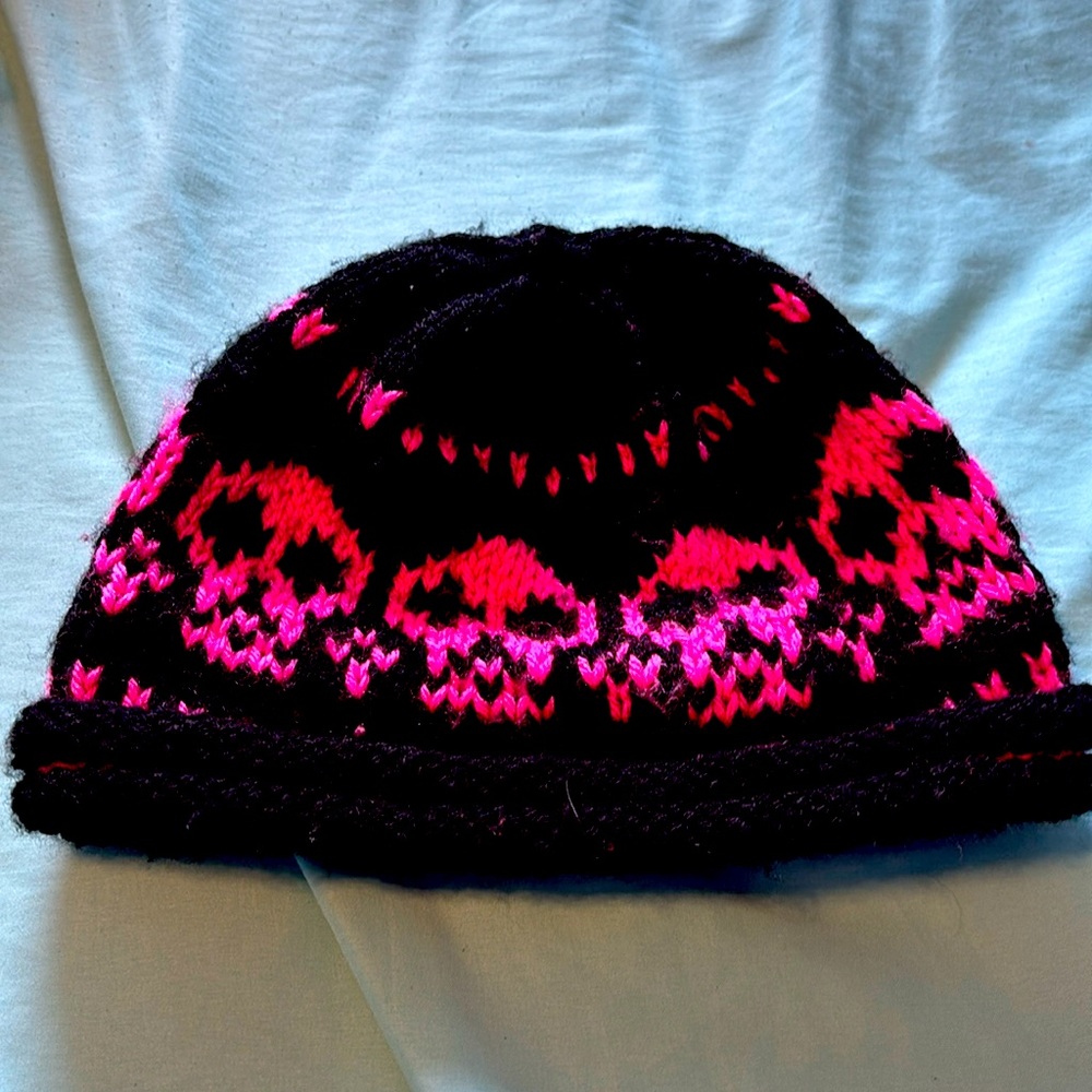 Girls pink and black skull beanie